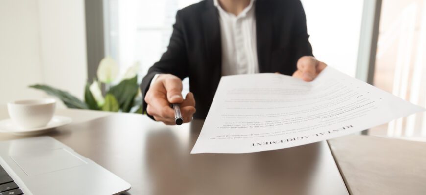 Место работы в трудовом договоре: как правильно указать